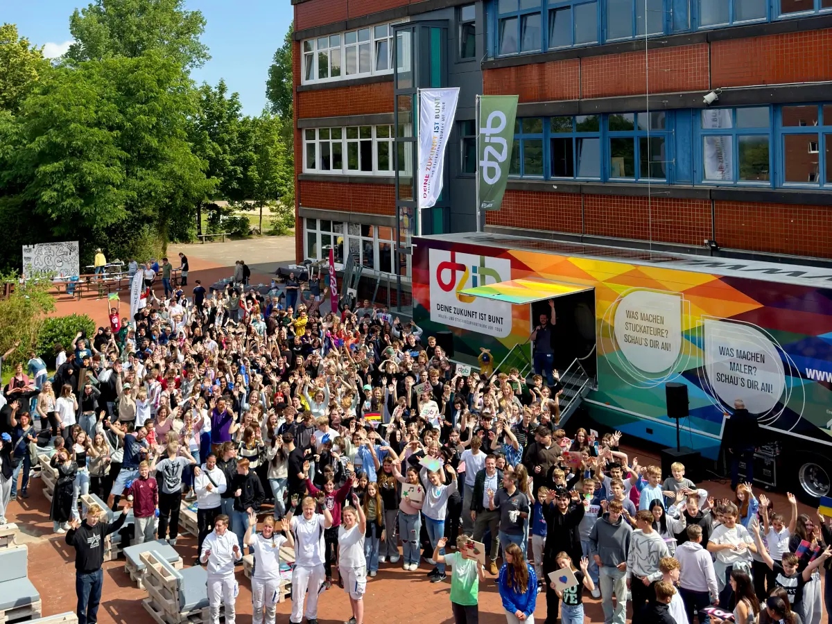 Mehrere Leute vor dem Truck