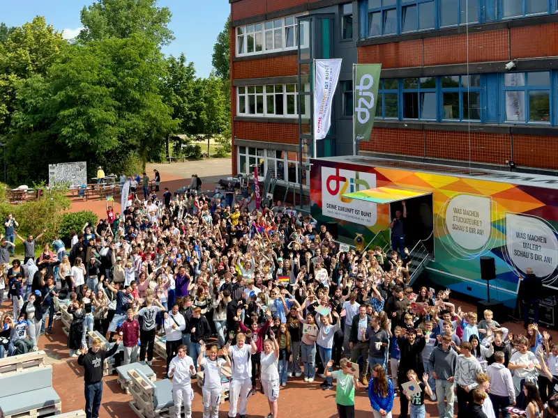Viele Schüler vor einem DZIB-Truck