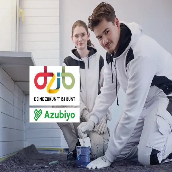 Ein älterer Maler zeigt einem jüngeren Maler etwas