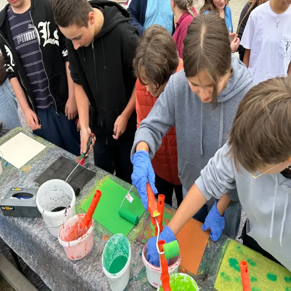 Eine Gruppe von vielen jungen Leuten vor dem Showtruck