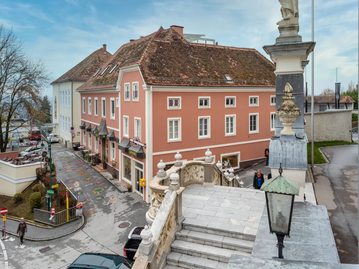 Seitliche Ansicht des Mehfamilienhauses in Weiz