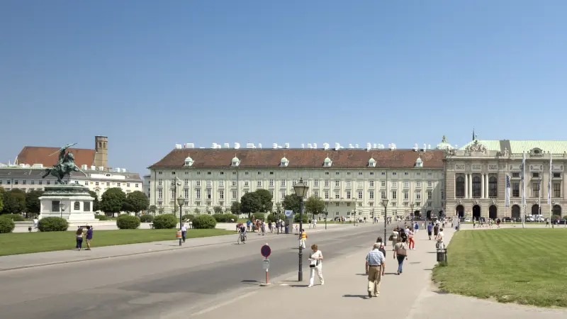 ein historisches Gebäude mit beigen Wänden und rotem Dach