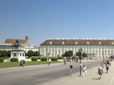 ein historisches Gebäude mit beigen Wänden und rotem Dach