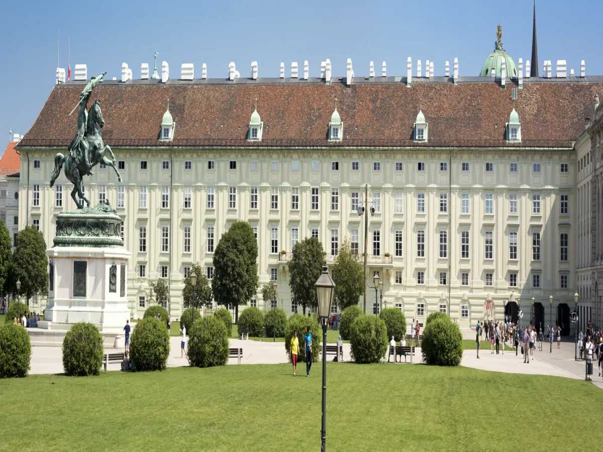 ein historisches Gebäude mit gelben Wänden und rotem Dach