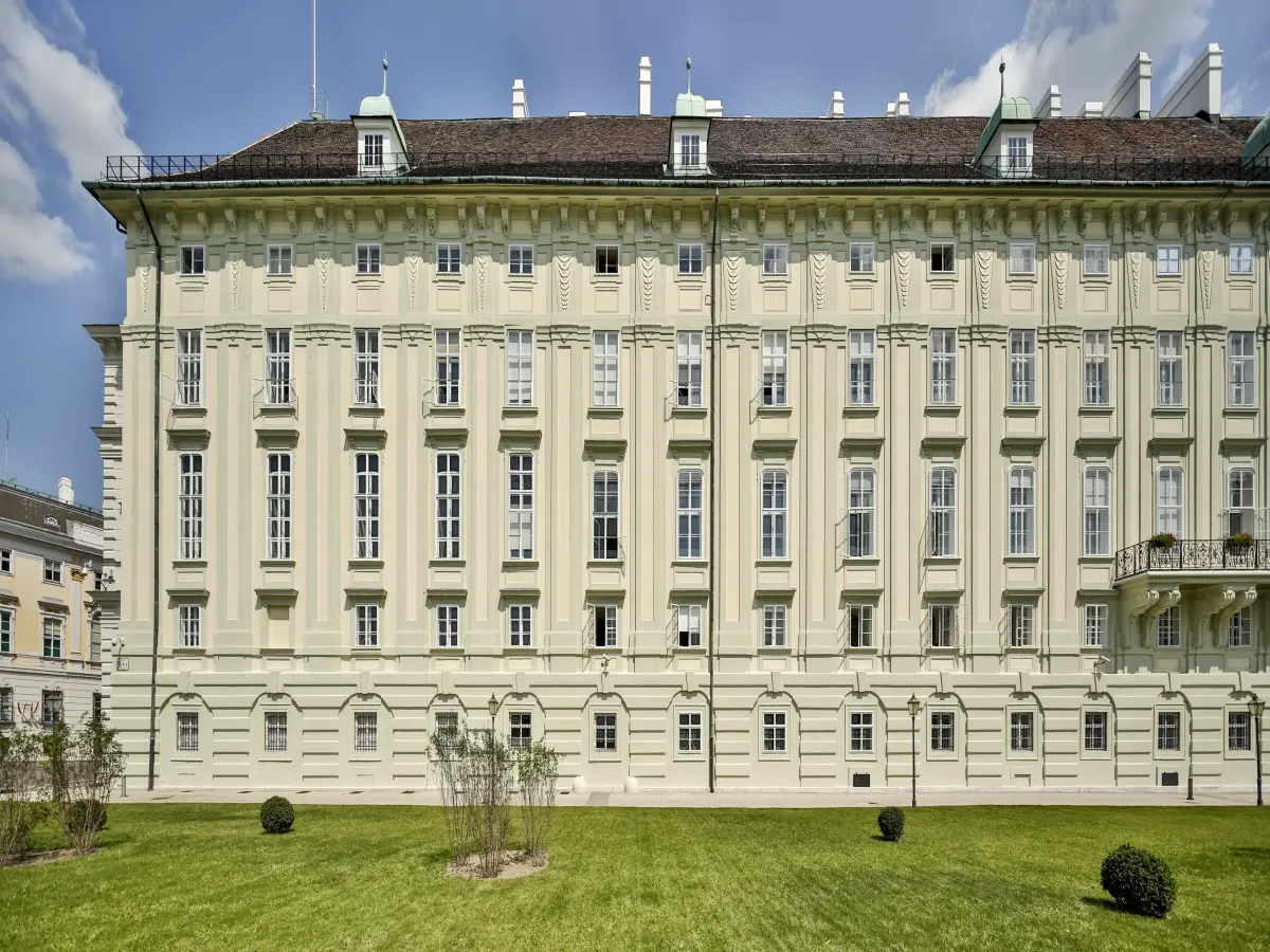 ein historisches Gebäude mit gelben Wänden und rotem Dach