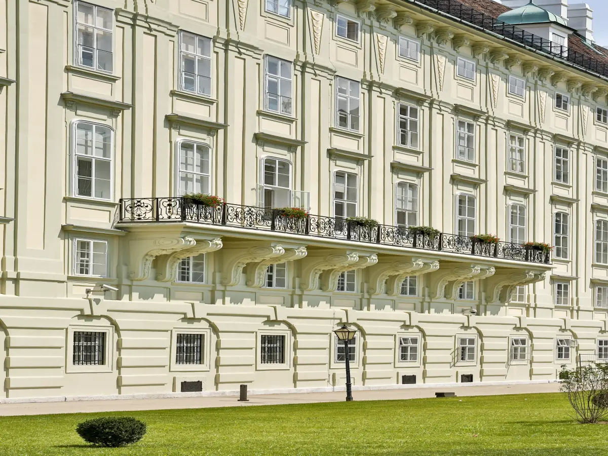 ein historisches Gebäude mit gelben Wänden und rotem Dach