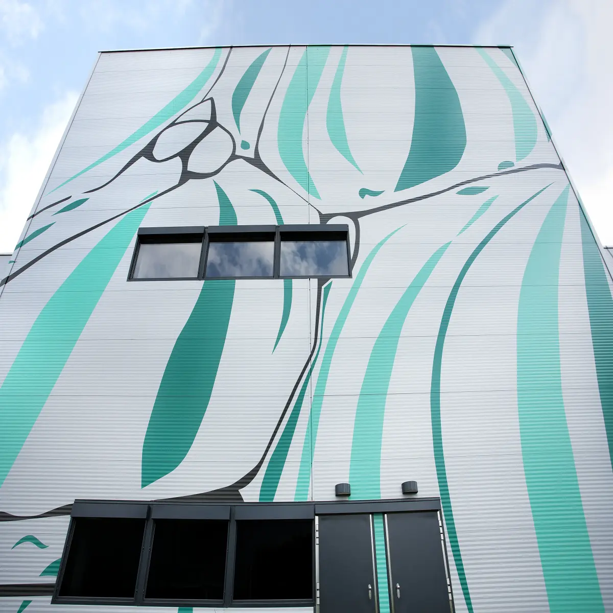 Detailansicht der Fassadengestaltung der Wurstfabrik in Wien. 