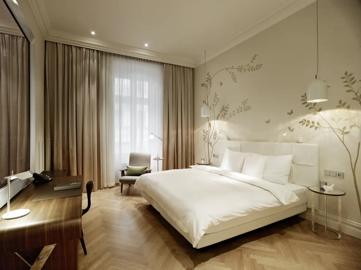 Schlafzimmer mit großem Doppelbett und kleinen Schreibtisch