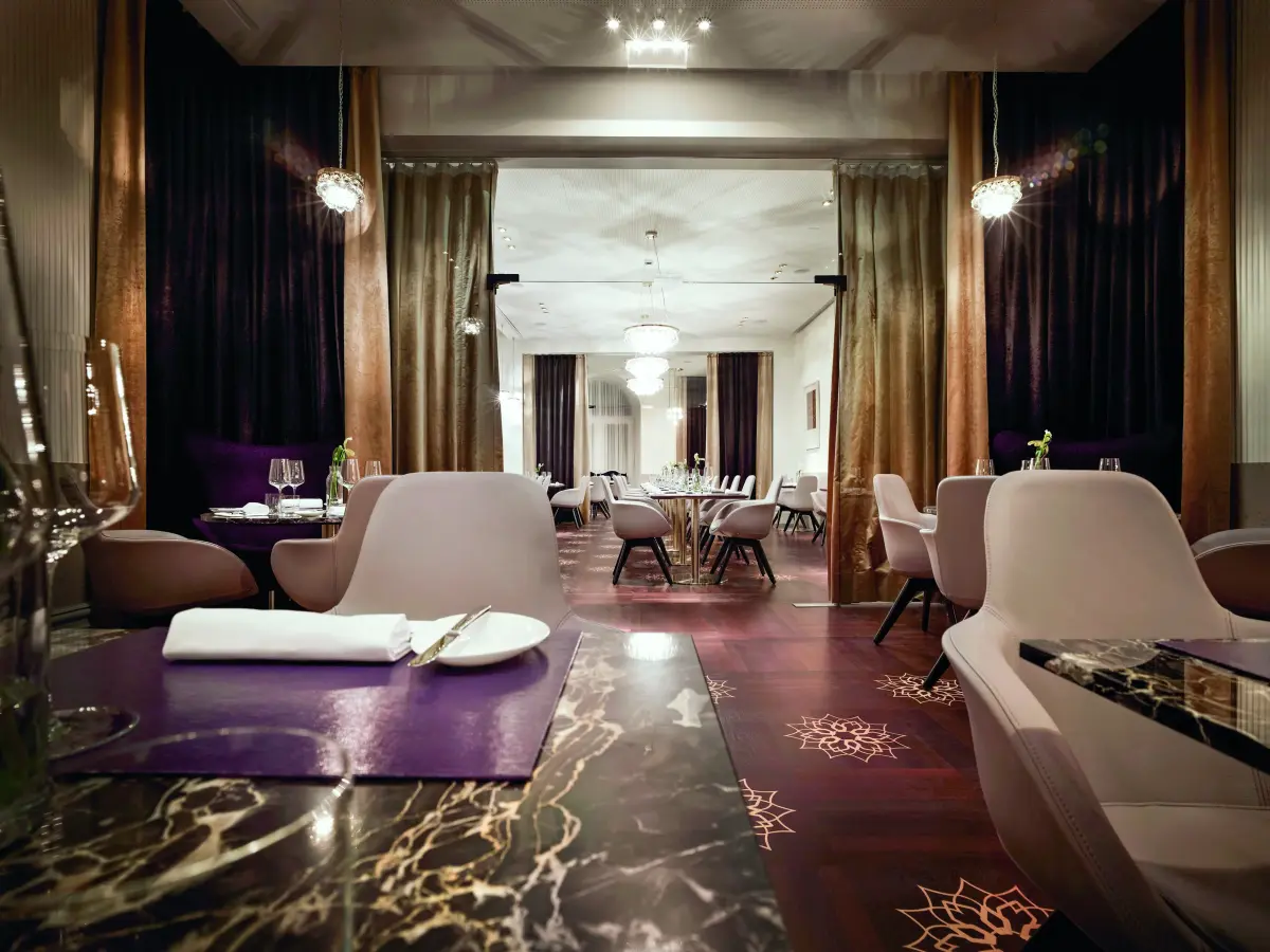 großräumiges Restaurant über mehrere Räume die miteinander verbunden sind