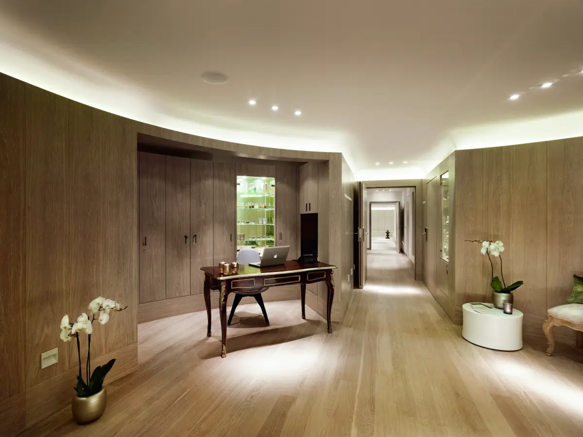komplett mit Holz ausgestattete Lobby