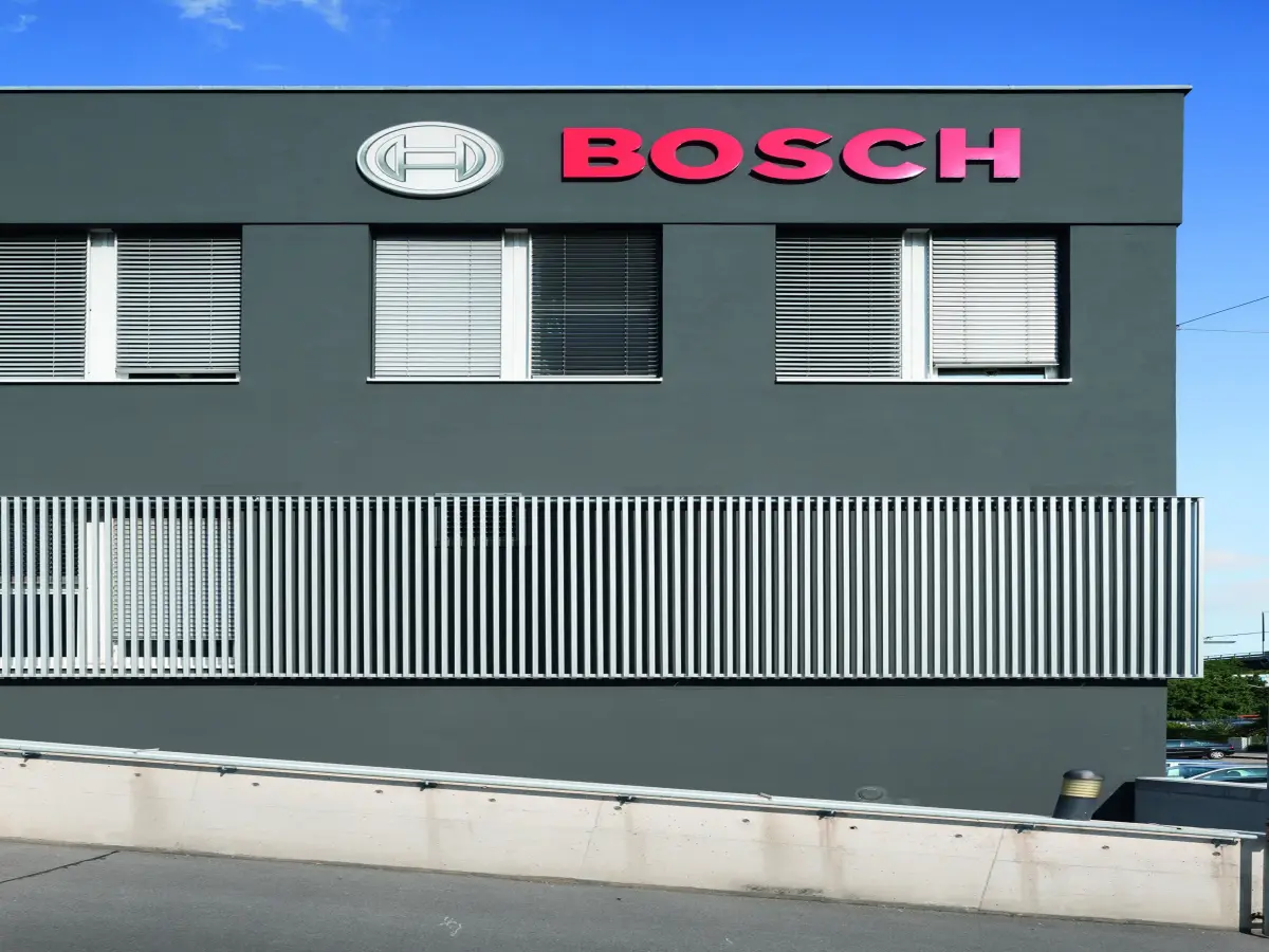 Teilansicht der Fassade des Firmengebäudes Bosch in Wien. 