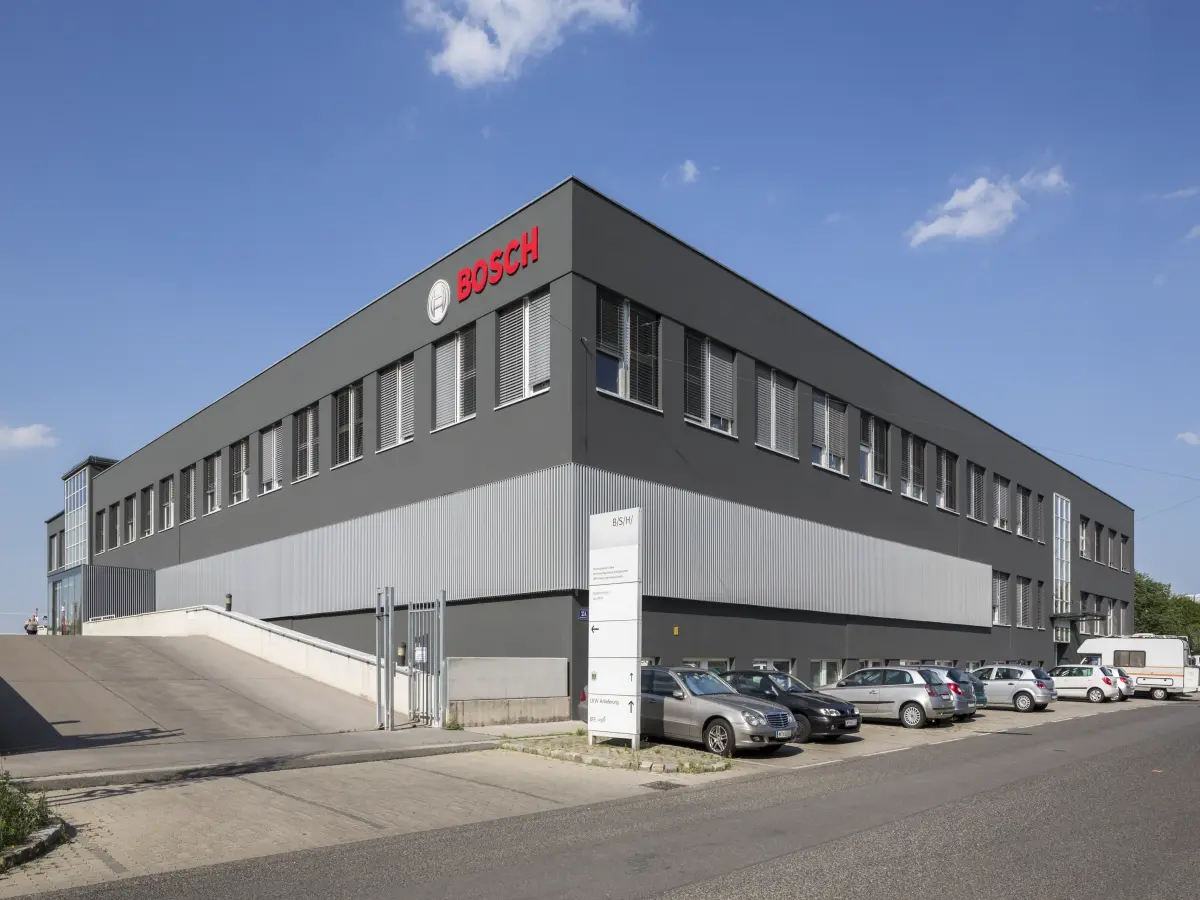 Fassadenansicht des Firmengebäudes Bosch in Wien. 