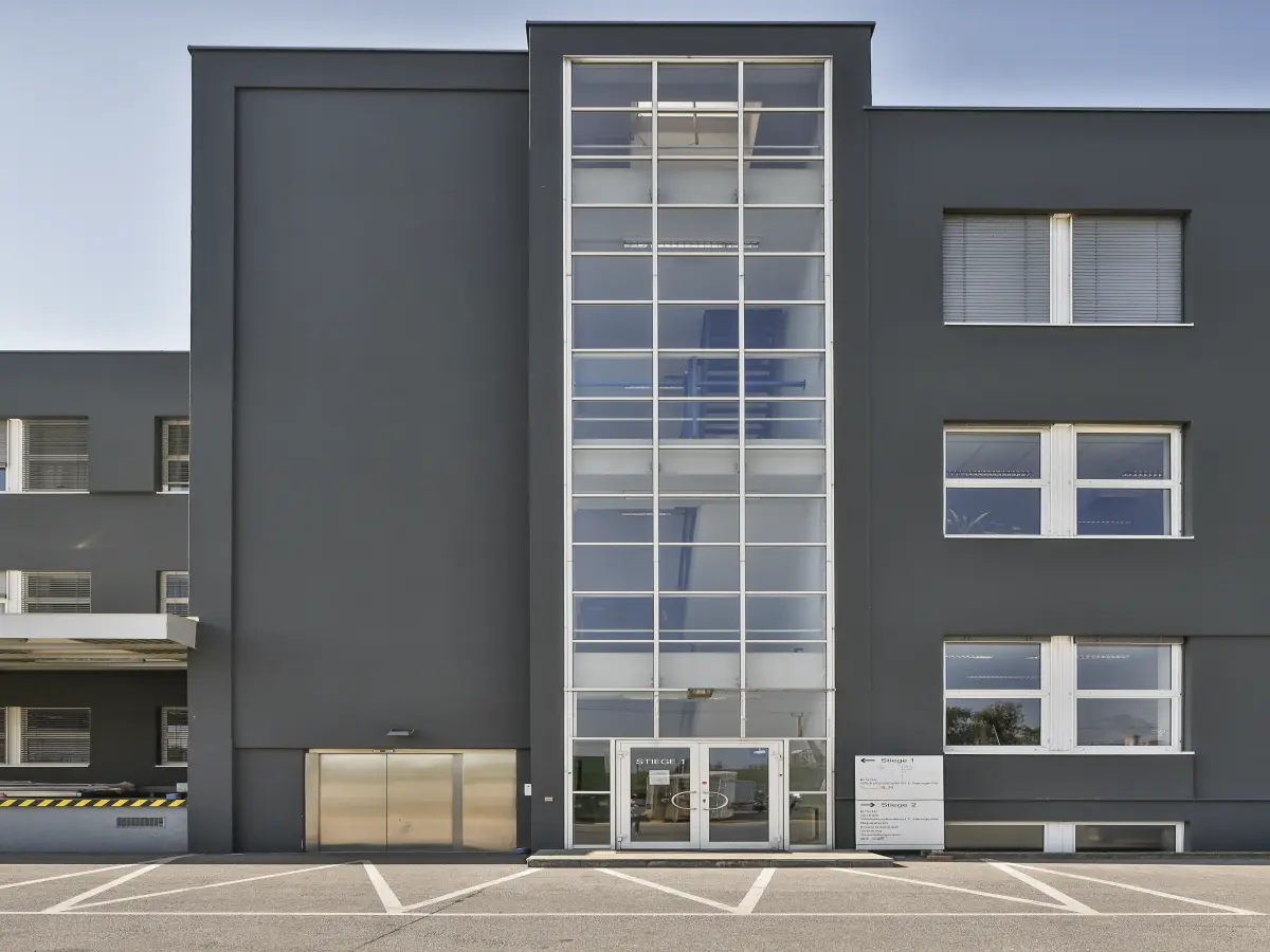 Rückansicht des Firmengebäudes Bosch in Wien.