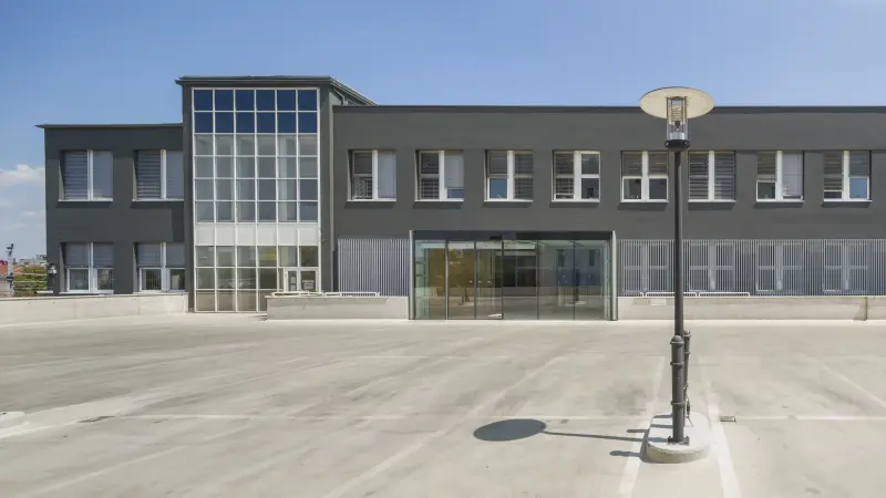 Gesamtansicht der Firmengebäudes Bosch in Wien. 