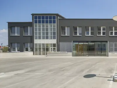 Gesamtansicht der Firmengebäudes Bosch in Wien. 