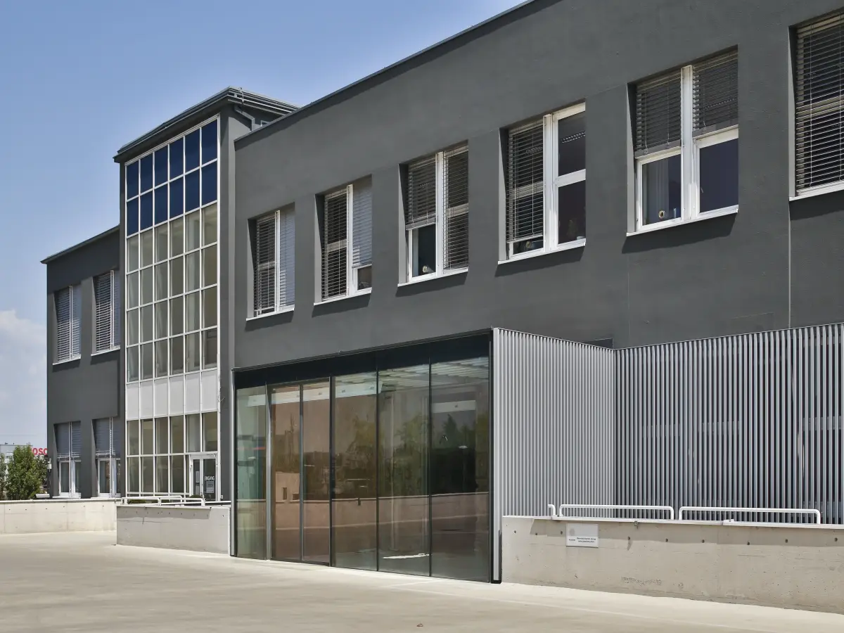 Ansicht des Eingangs des Firmengebäudes Bosch in Wien.