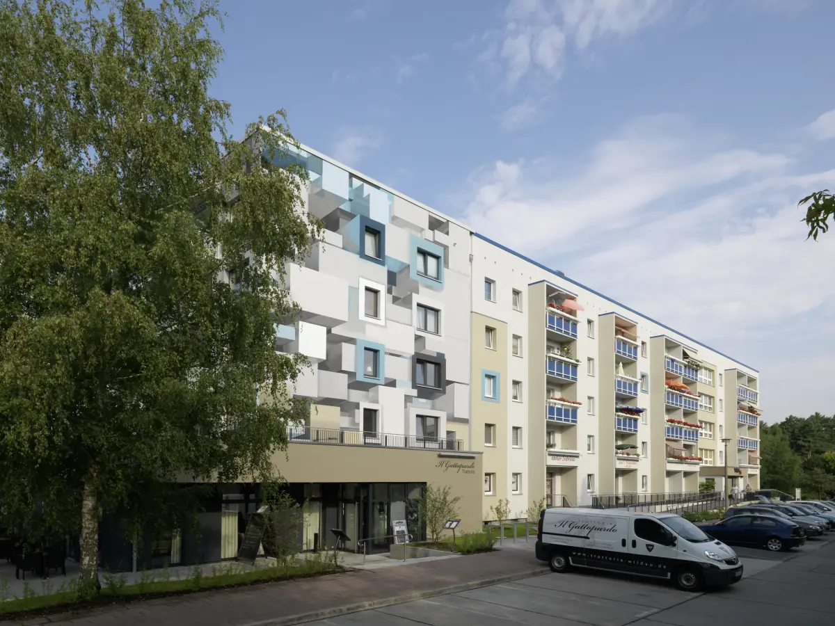 3D einer Gebäudefassade in Beige, Weiß und Blau