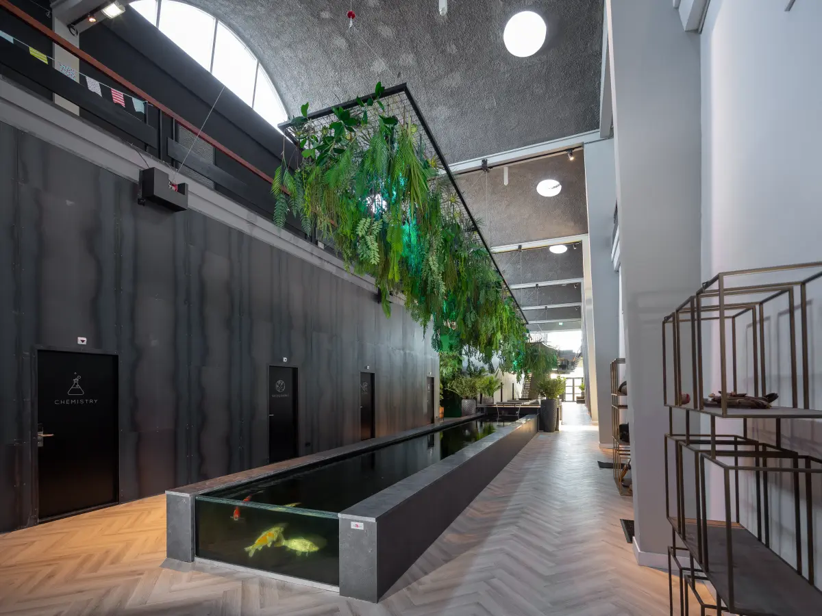 Langer Flur mit Fischteich in der Mitte