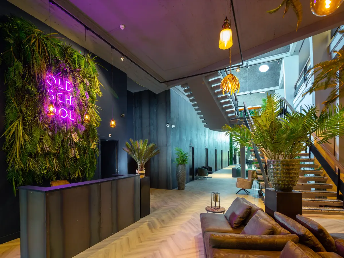 Hotellobby mit Pflanzen