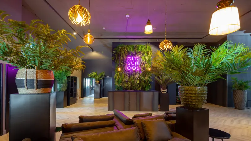 Hotel-Lobby mit Pflanzen und Sitzmöbeln