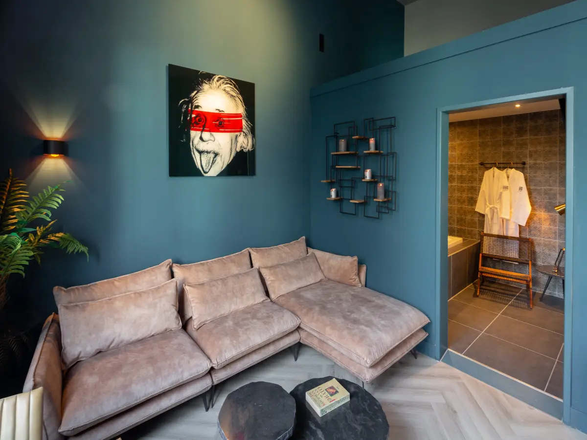 Hotelzimmer mit Couch