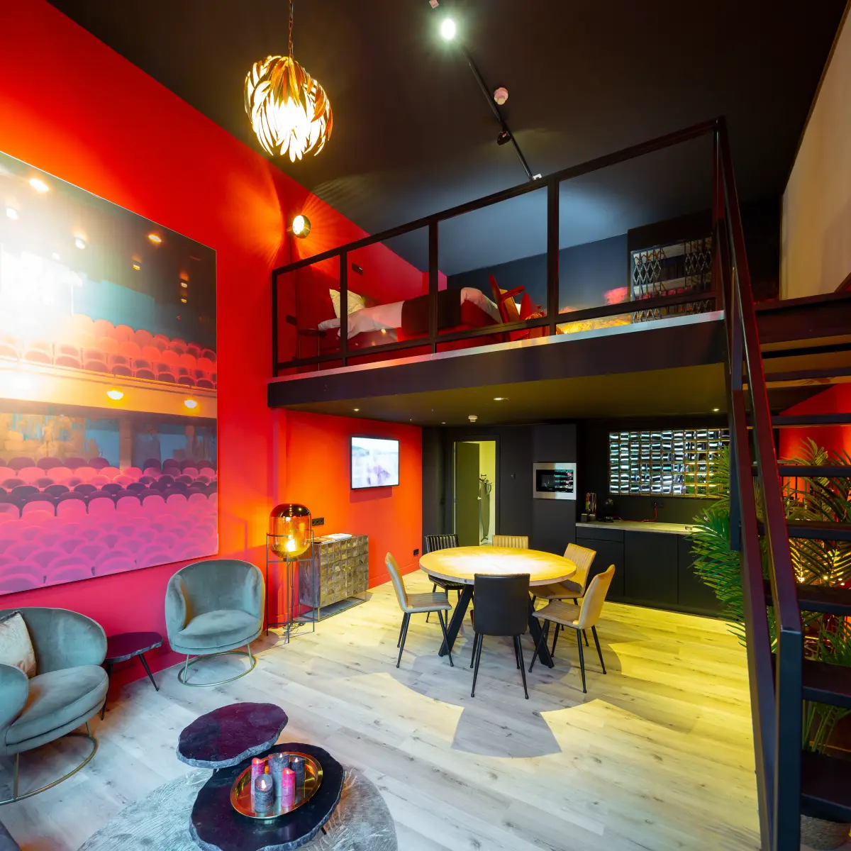 Doppelgeschossiges Hotelzimmer mit Esstisch und Küchenzeile