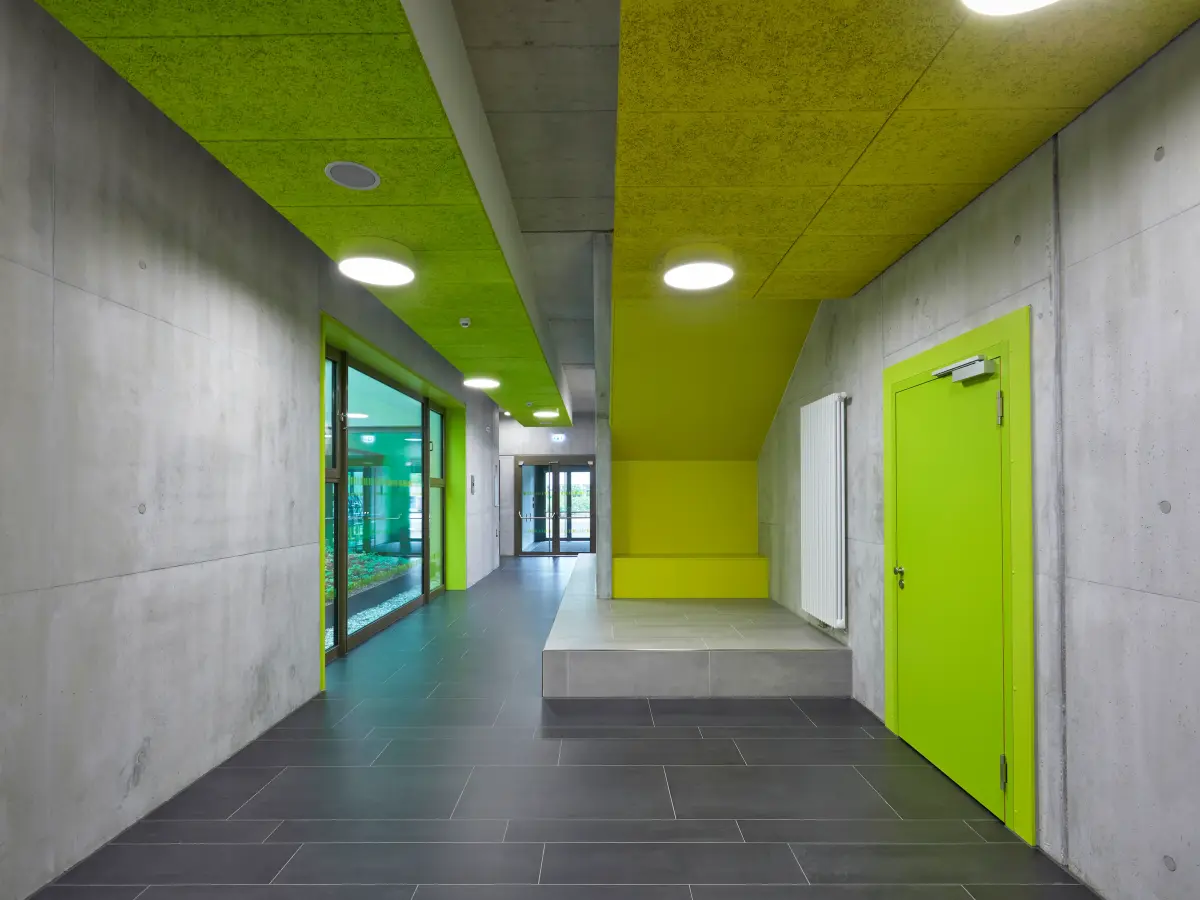 Grünes Interieur eines Kindergartens