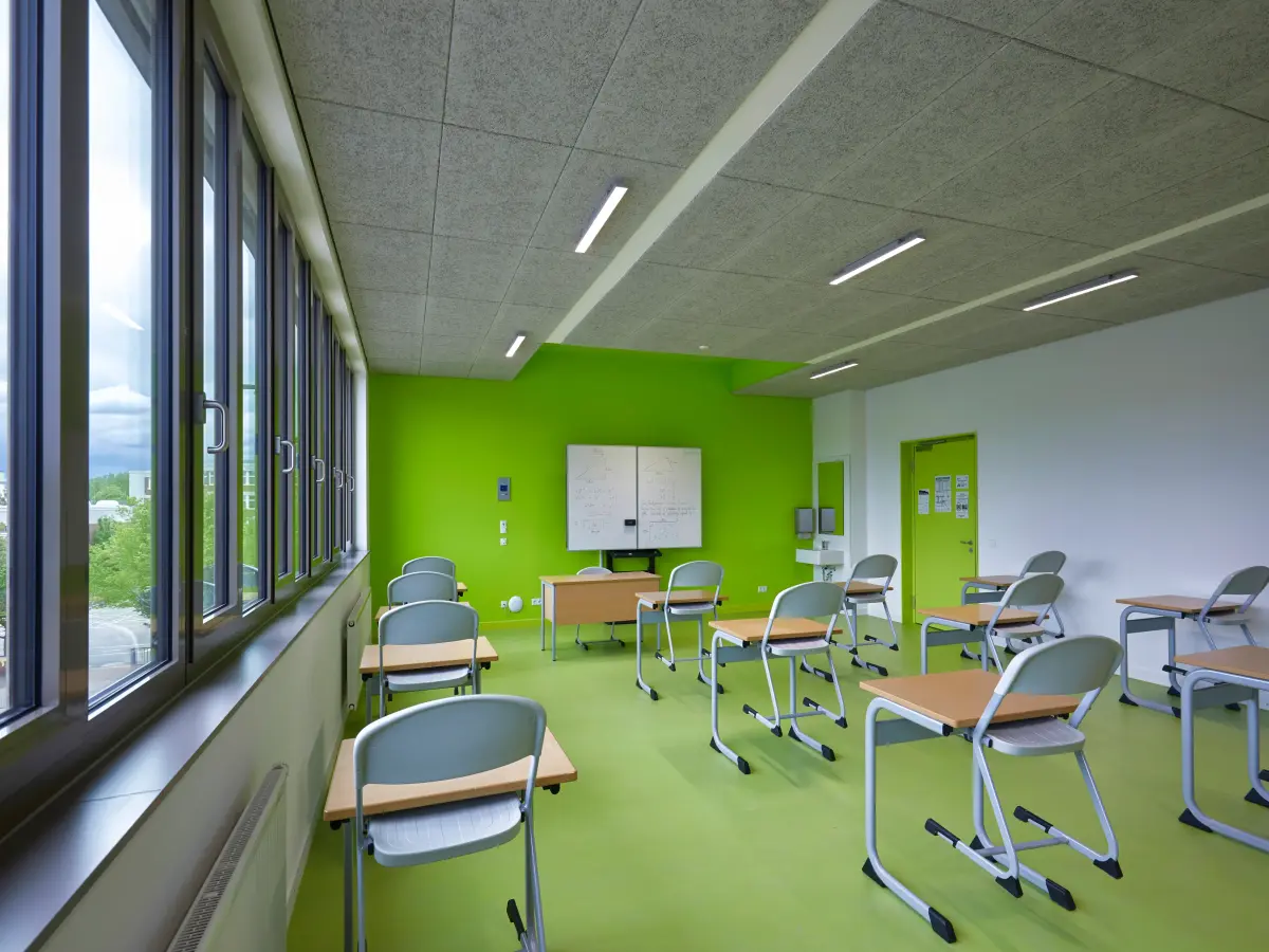 Grünes Interieur eines Kindergartens
