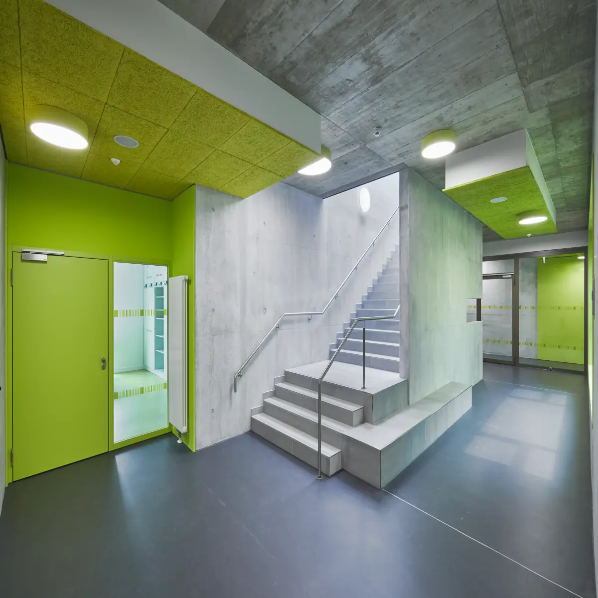 Grünes Interieur eines Kindergartens