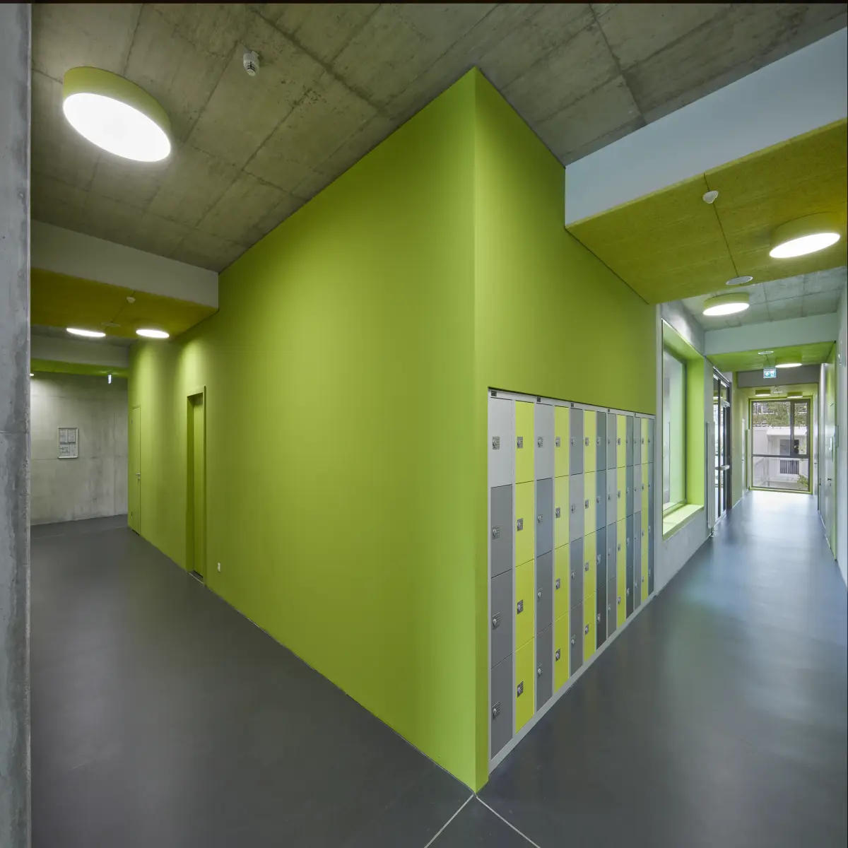 Grünes Interieur eines Kindergartens