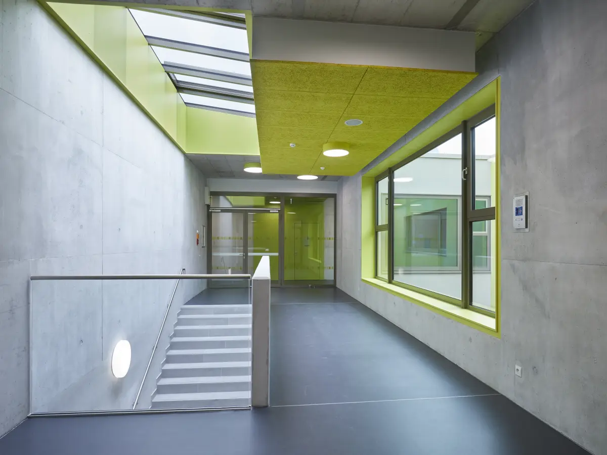 Grünes Interieur eines Kindergartens