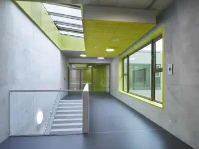 Grünes Interieur eines Kindergartens