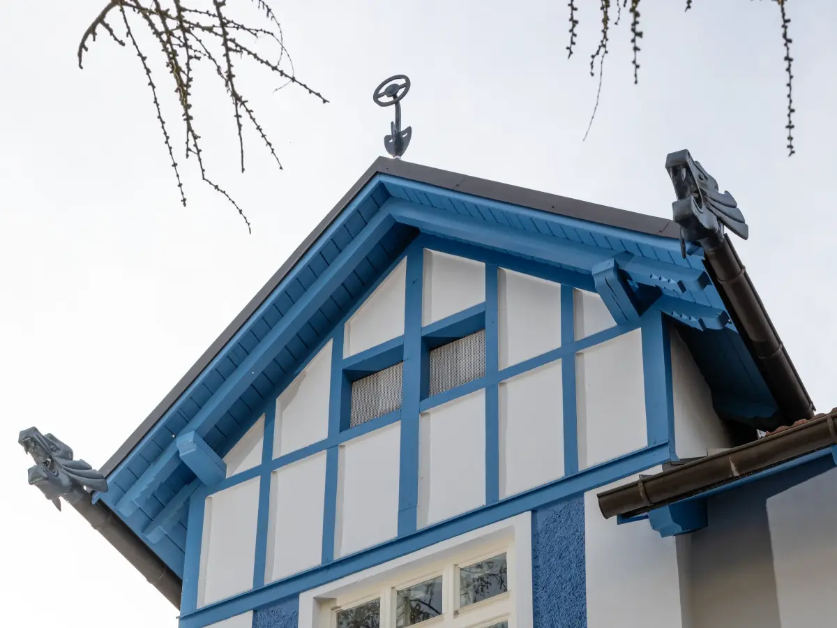 Fassade und Fenster der Villa Koller. 