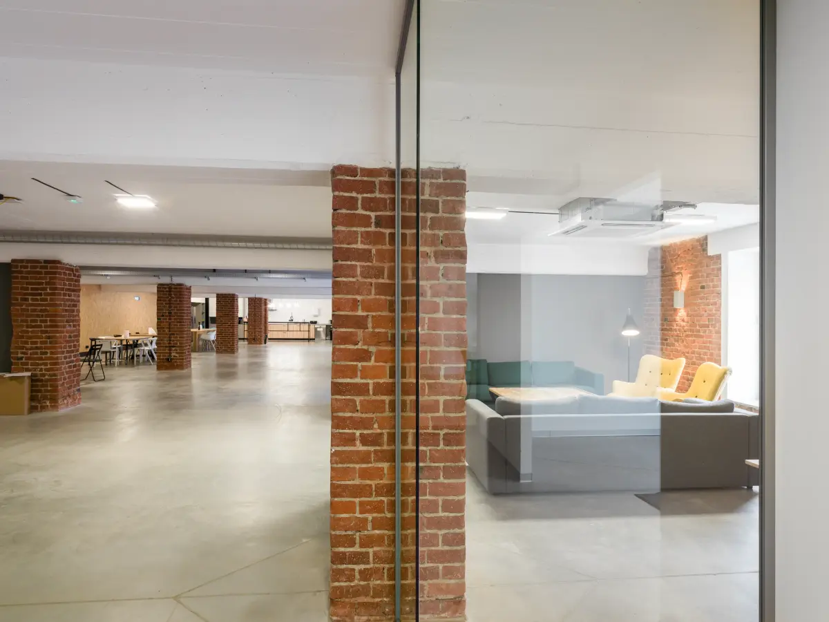 Blick in einen weitläufigen Bereich