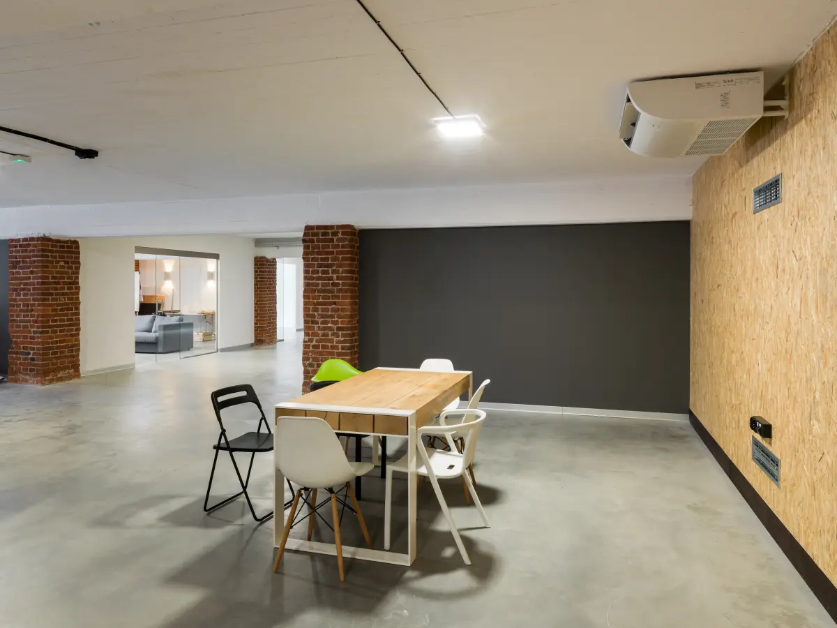 Großflächiger Raum mit einer kleinen Tischgruppe