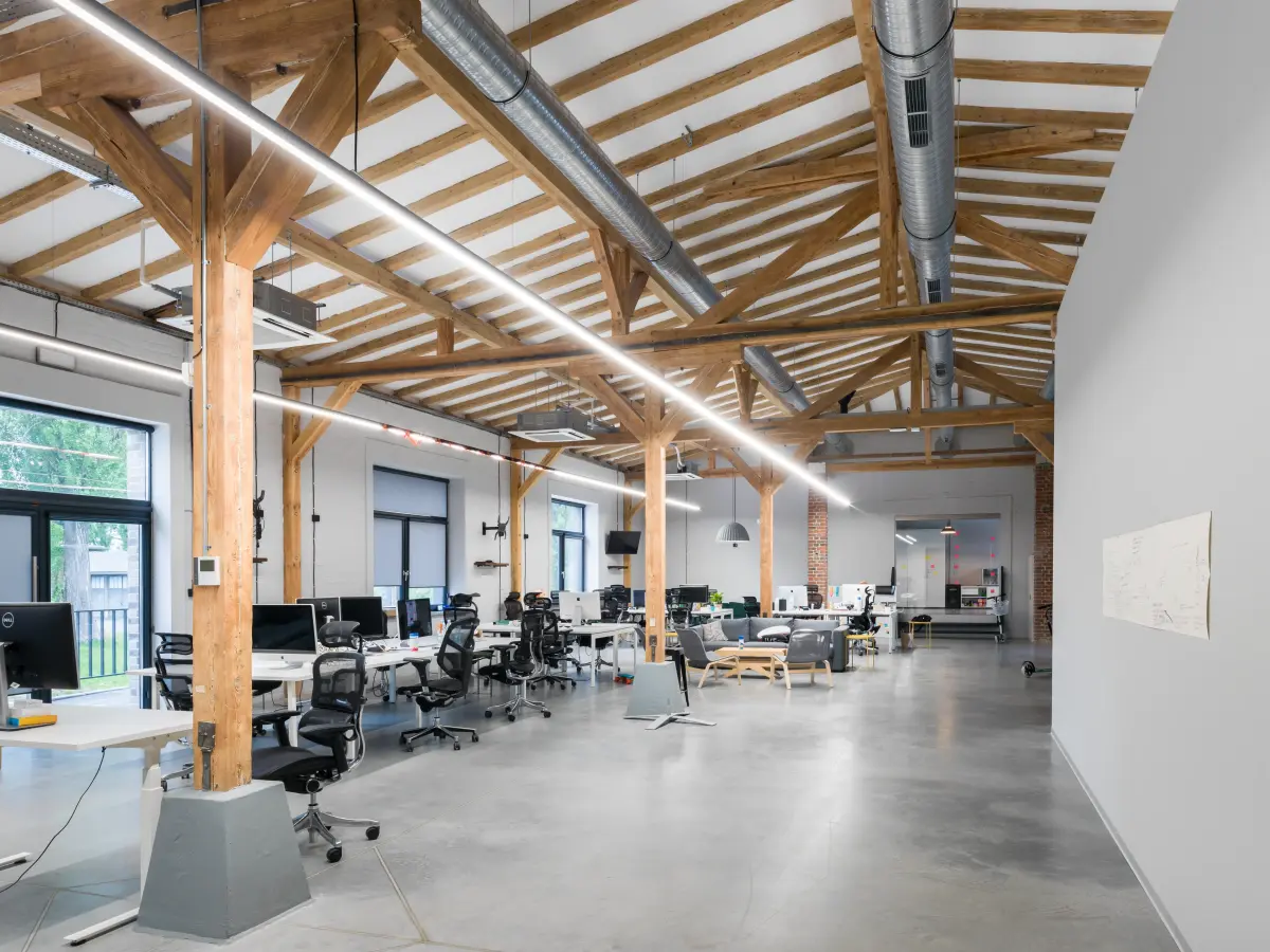 Blick auf die Arbeitsplätze im offenen hellen Büro