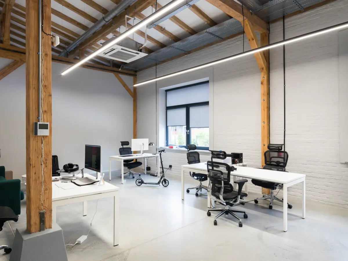 Heller Raumecke mit Fenster