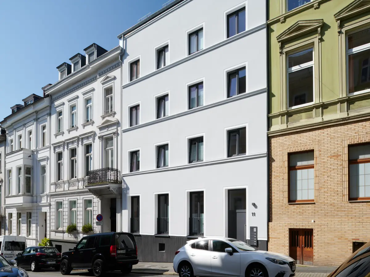 weiße Fassade eines Gebäudes
