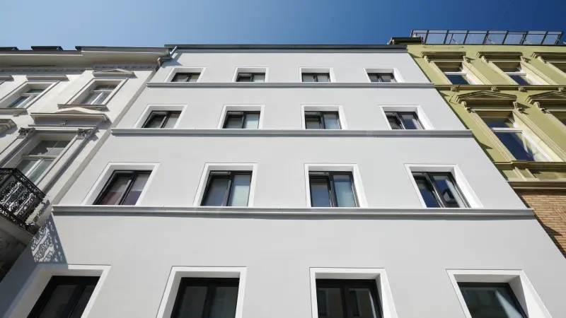weiße Fassade eines Gebäudes