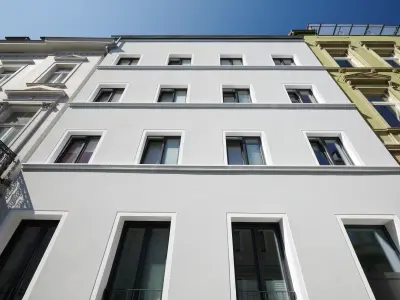 weiße Fassade eines Gebäudes