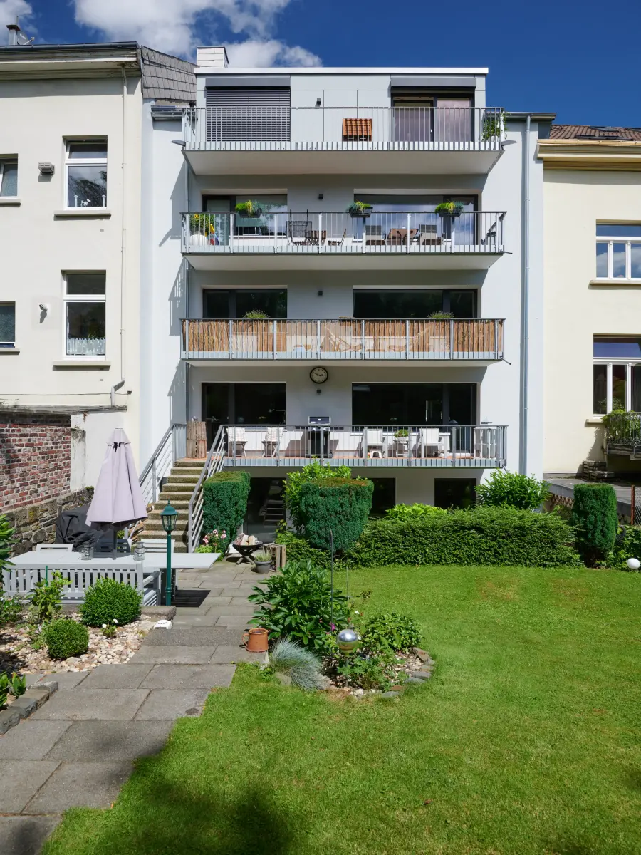 weiße Fassade eines Gebäudes