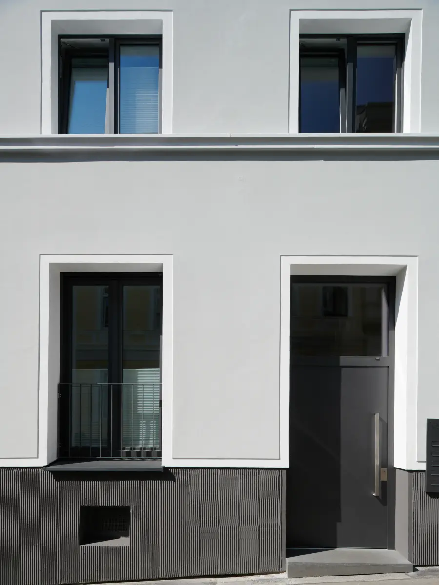 weiße Fassade eines Gebäudes