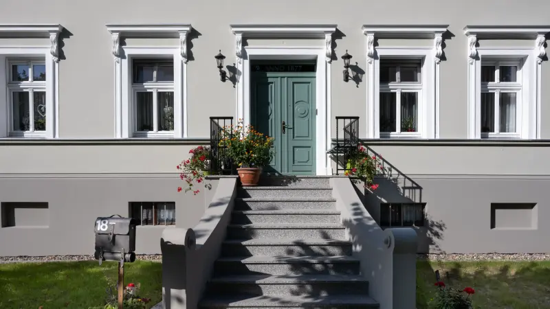 Eingangsbereich Bauengutshaus Treppe