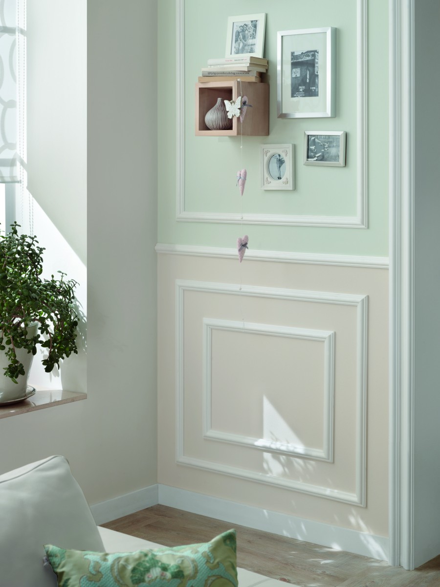 Farbige Wand mit Zierleisten