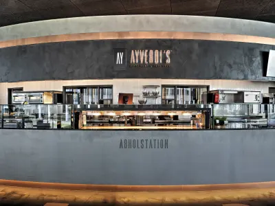 Moderne Abholstation in einem Restaurant mit Theke und Küchenbereich.