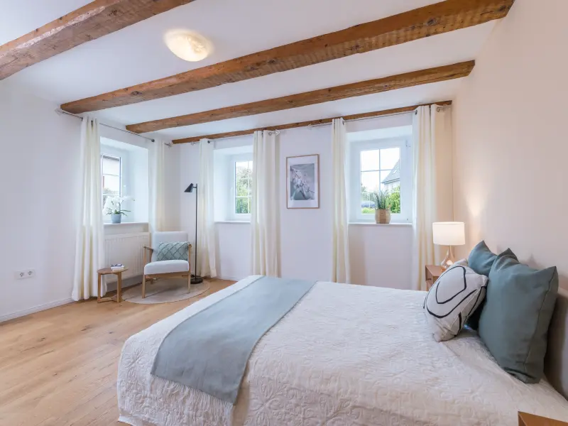 Ein Schlafzimmer mit Bett und Stühlen