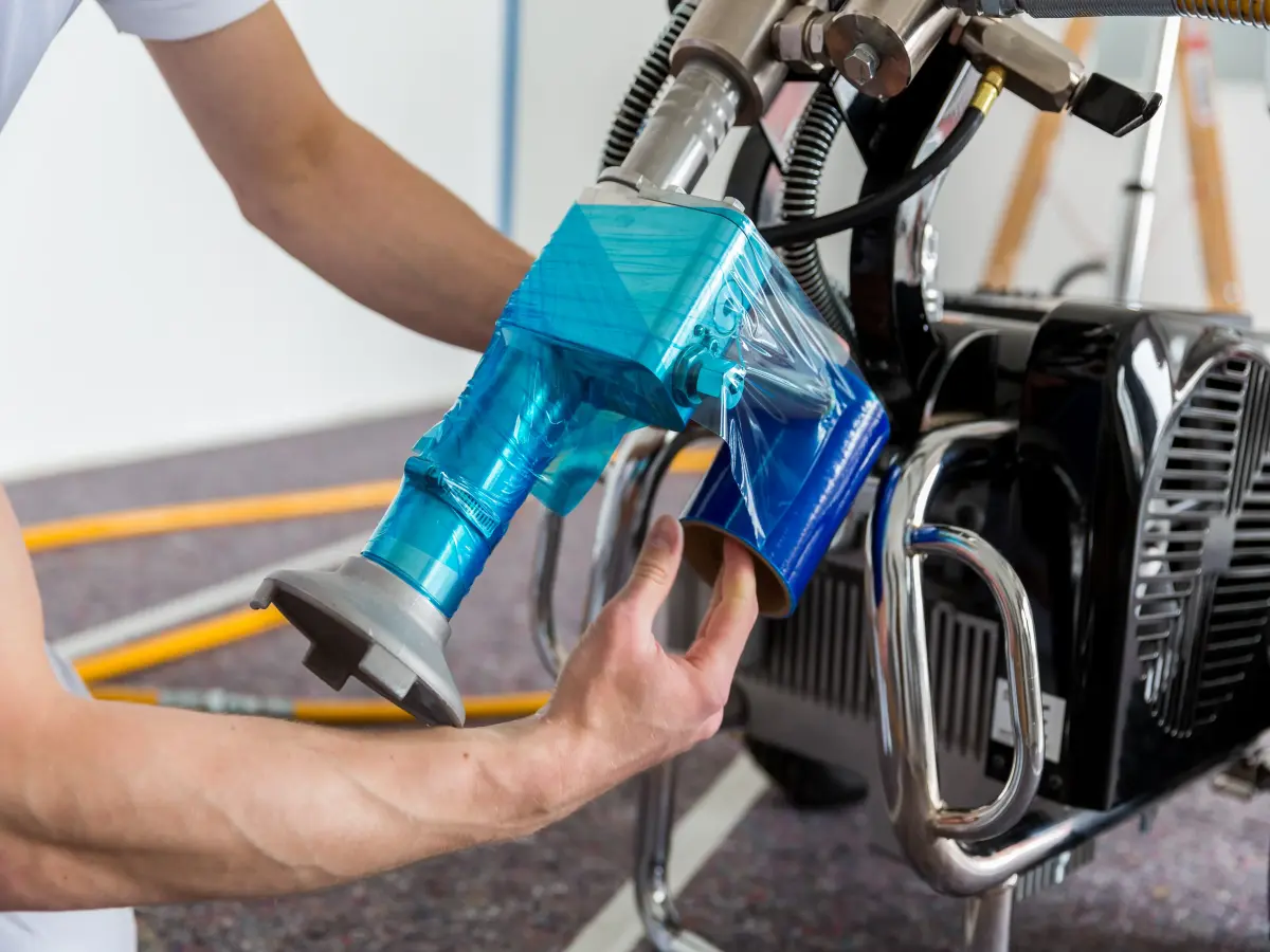 Person klebt Spritzgerät ab