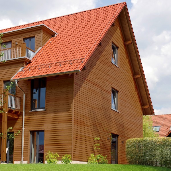 Holzhaus mit rotem Dach