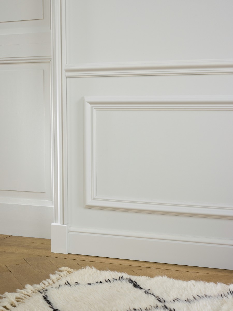 Weiße Wand mit Zierleisten