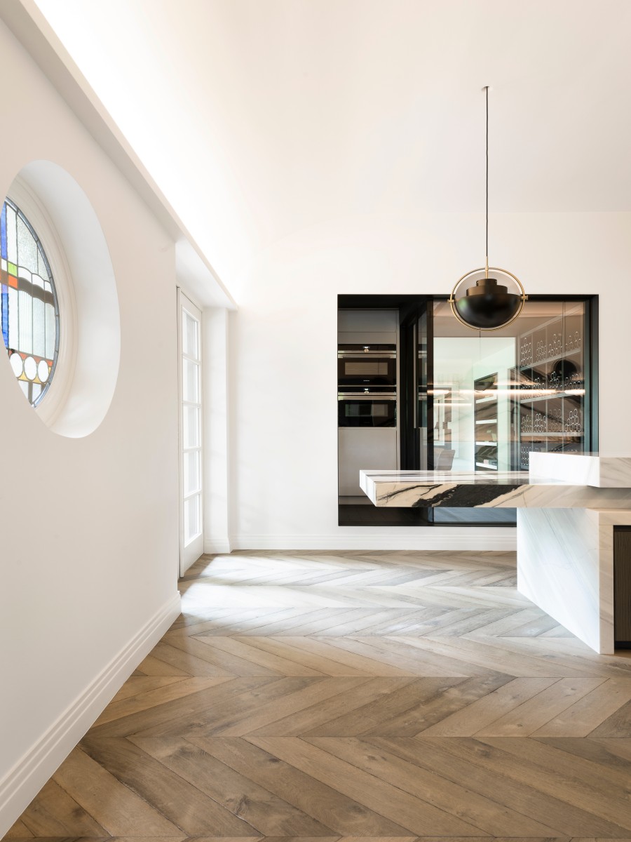 Heller Raum mit Zierleiste